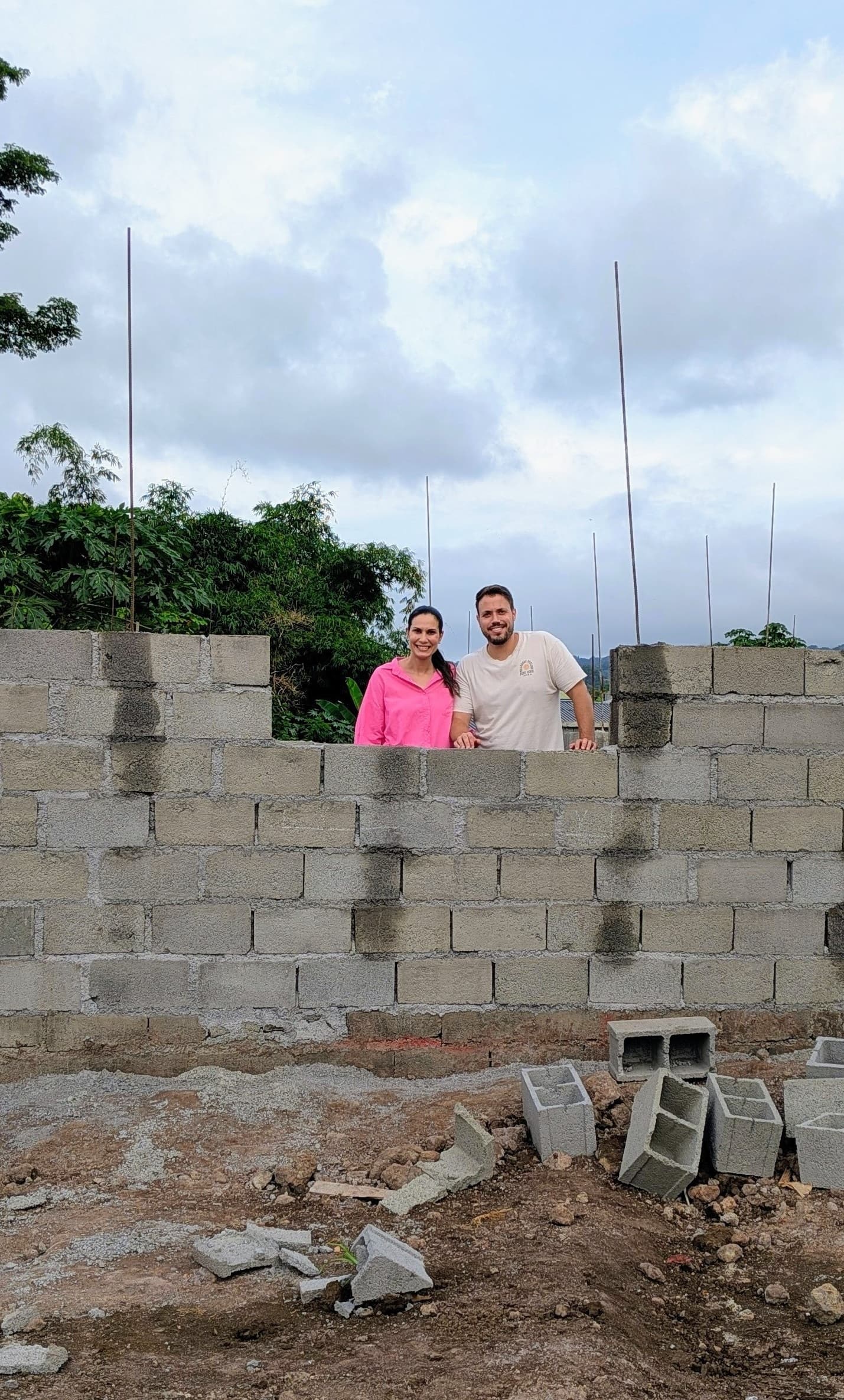 Equipo del proyecto en la obra del centro en Guinea Ecuatorial